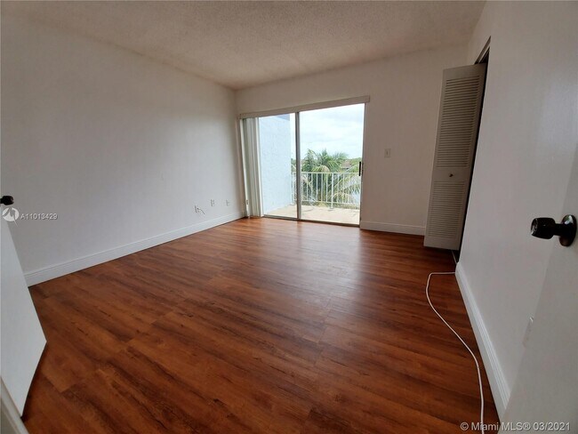 Building Photo - 9363 Fontainebleau Blvd