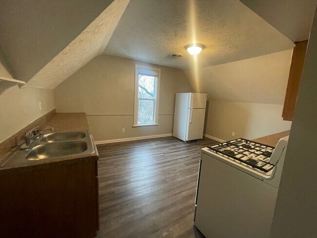 Building Photo - Recently Updated - Upper One Bedroom with Washer/Dryer!