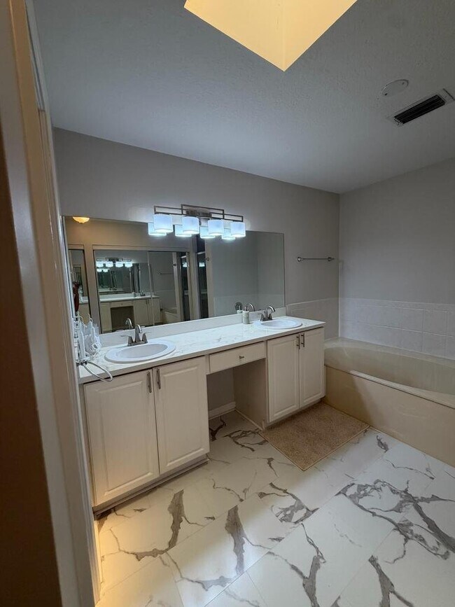 Building Photo - 107 Half Moon Cir
