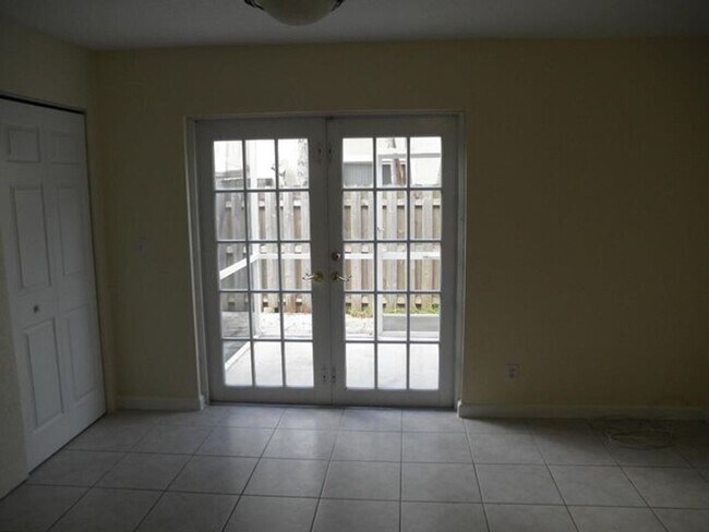 Building Photo - 876 Summit Lake Dr