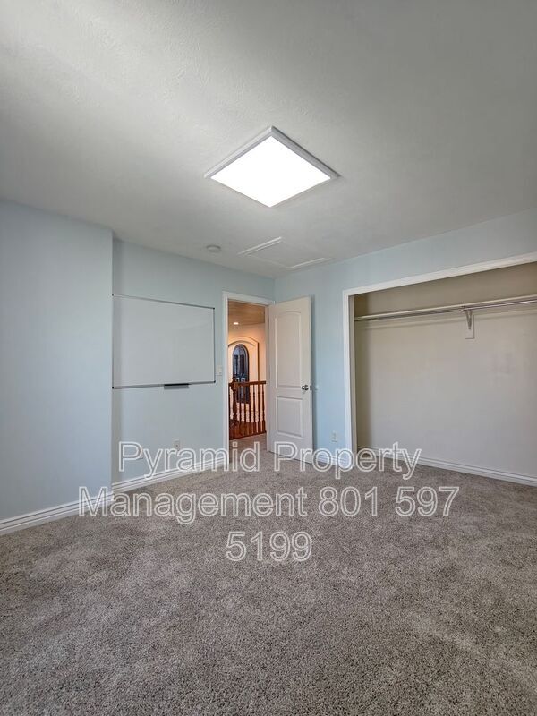 Building Photo - 2896 E Lookout Dr