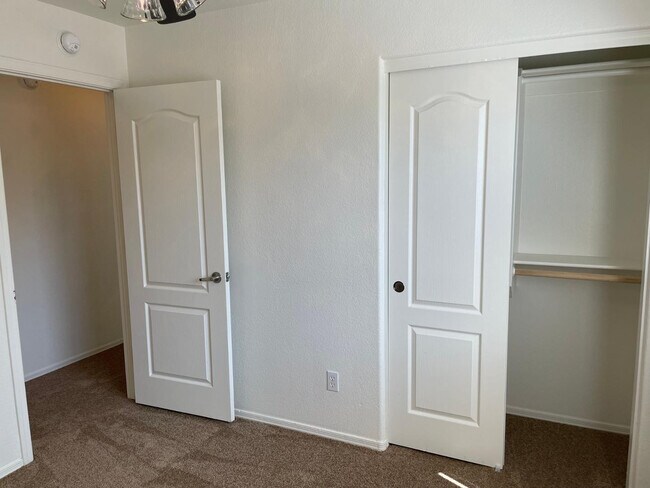 Building Photo - 6831 S 33rd Dr