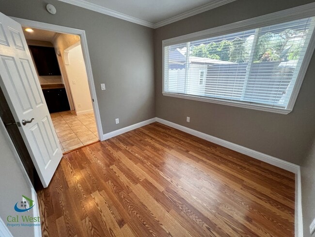 Building Photo - $4000 Beautiful Cottage Style 2 Bed 1 Bath...