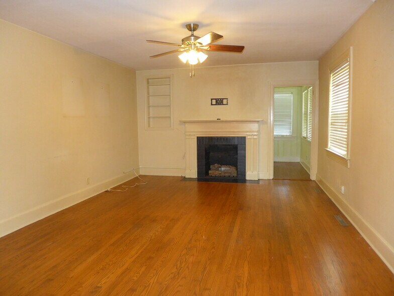 Building Photo - 1103 E Mulberry St