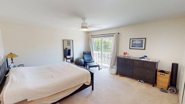 Building Photo - Spacious 4 Bedroom 3.5 Bathroom Coronado H...