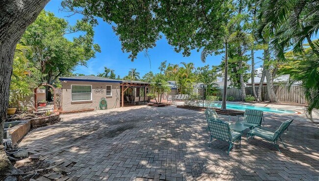 Building Photo - 1127 S Osprey Ave