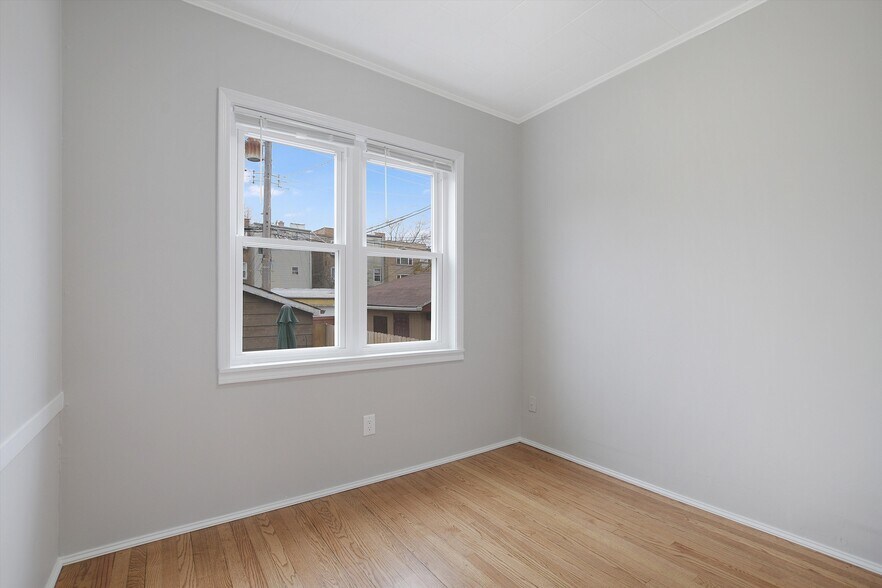 Building Photo - 5746 N Maplewood Ave