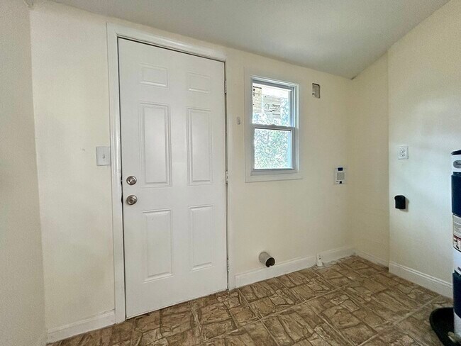 Building Photo - 202 Maurice St