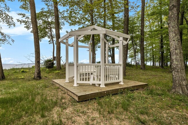 Building Photo - 2013 N Scenic Dr