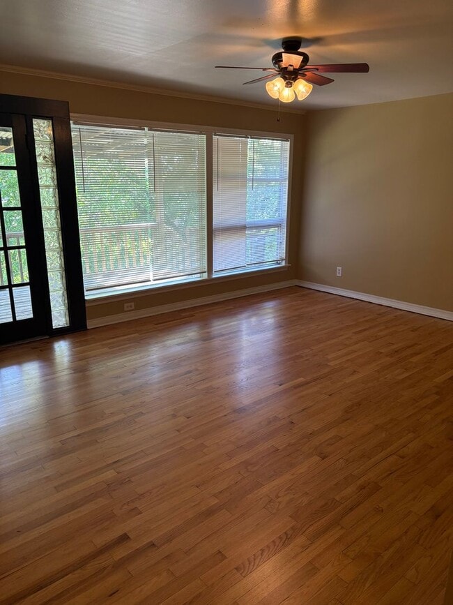 Building Photo - 873 W Clinton Dr