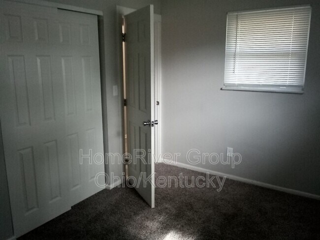 Building Photo - 973 Deerfield Ct