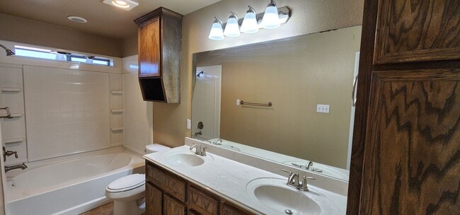 Building Photo - Spacious 2-Bedroom Home on Corner Lot – Mo...