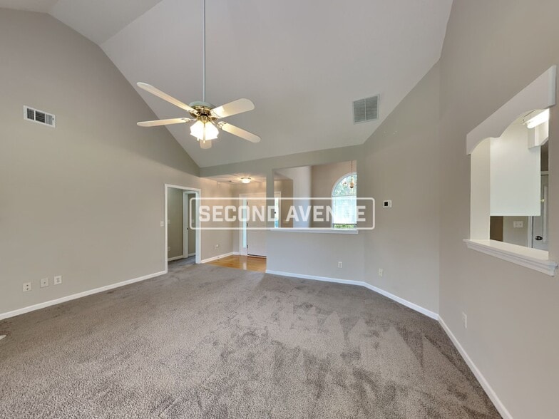 Building Photo - 661 Morningside Dr N