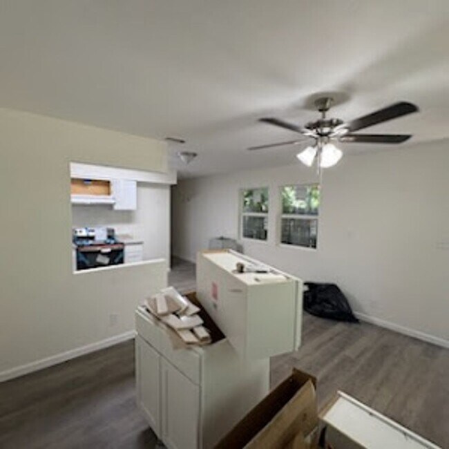Building Photo - Beautiful newly remodeled 2/1 apartment!