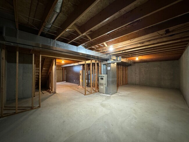 Building Photo - 6936 N Old Fort Dr