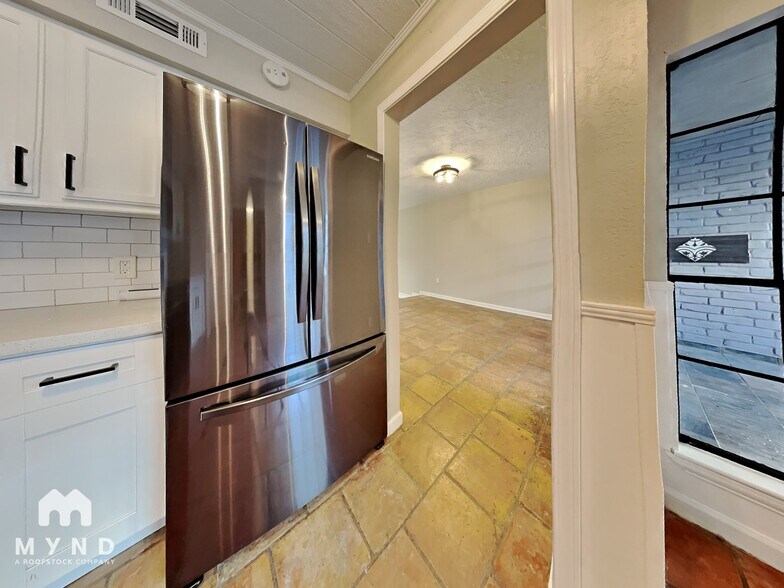 Building Photo - 2052 Lakeside Dr