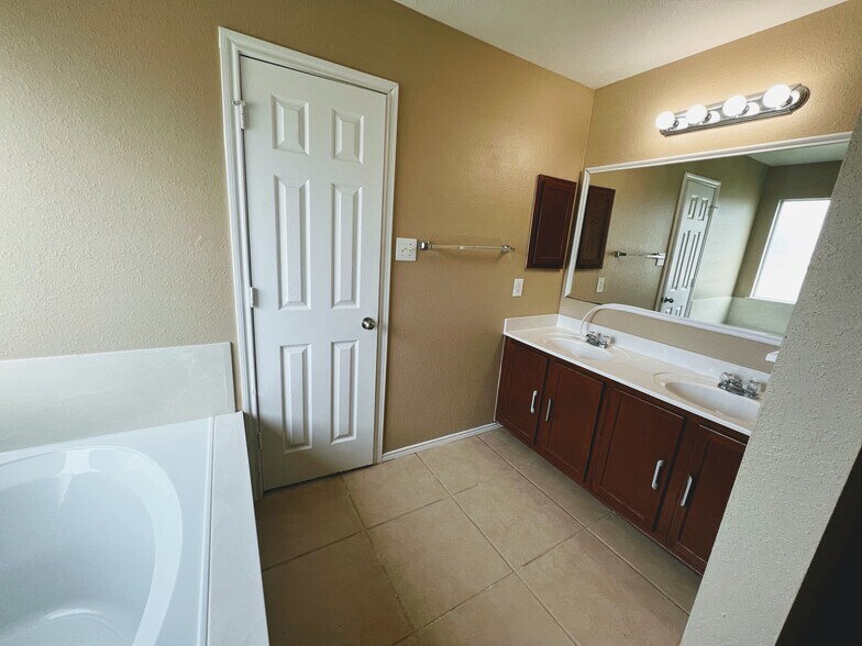 Building Photo - 3803 Ponderosa Bnd