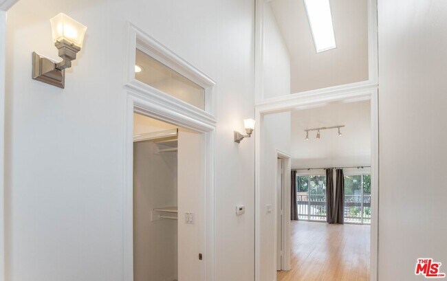 Building Photo - 12694 Montana Ave