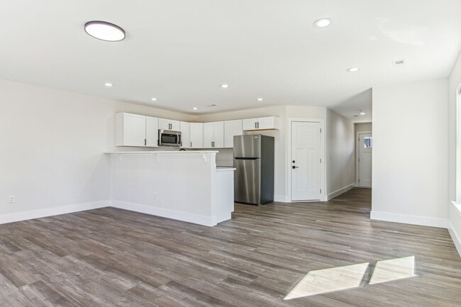 Building Photo - 4053 Cedar Fls Ln