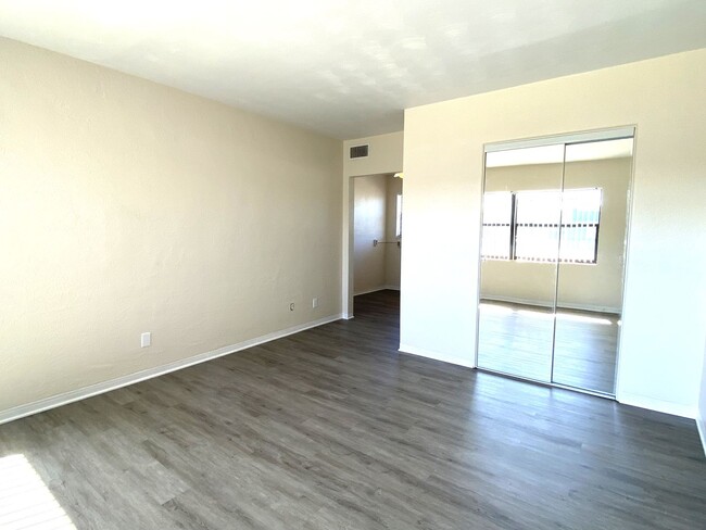 Building Photo - Remodeled 1 Bedroom Beachside Apartment wi...