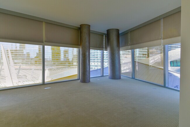Building Photo - Veer Towers 602W-Strip and CityCenter View...