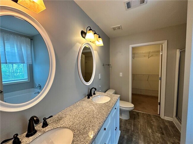 Building Photo - 2758 Suttonwood Way NE