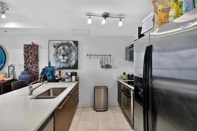 Building Photo - 1900 N Bayshore Dr