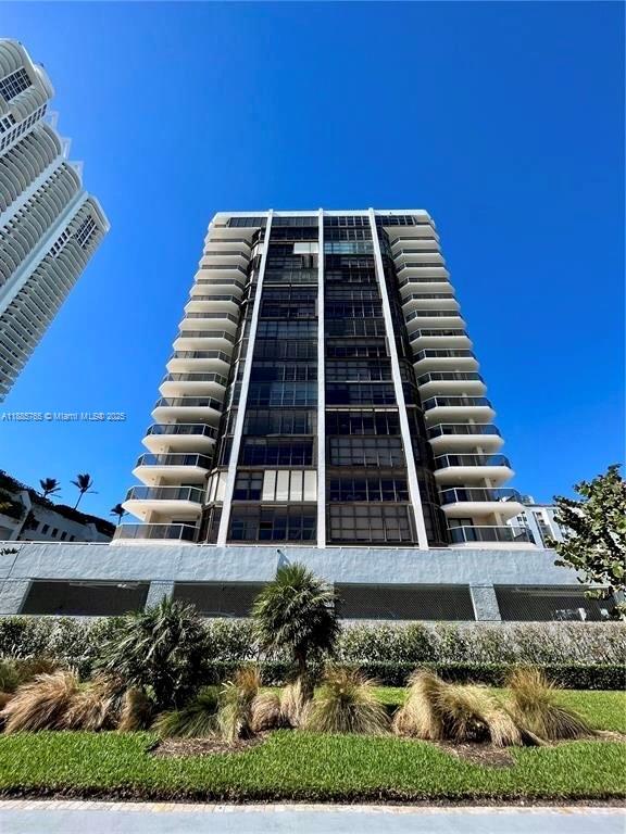 Building Photo - 6423 Collins Ave