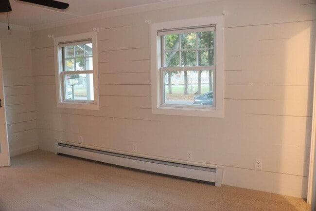 Building Photo - 300 Caroline St