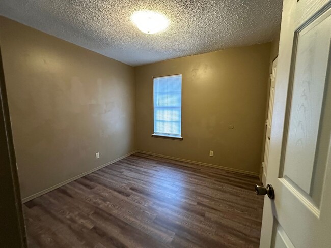 Building Photo - Come look at this 3-bedroom 1.5-bathroom h...