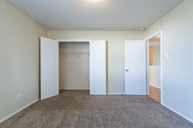 Building Photo - 1000 Bumble Bee Dr