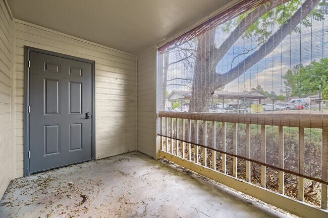 Building Photo - Updated 1 Bedroom Condo Near DTC Available Now