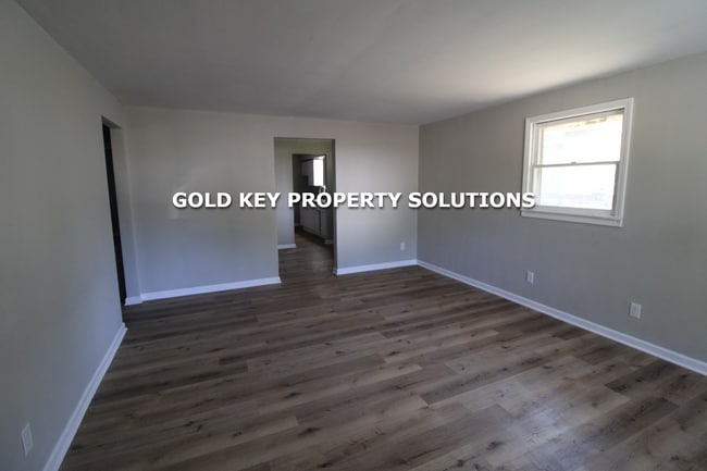 Building Photo - 3 BR 1 BA Brick Ranch with New Flooring an...
