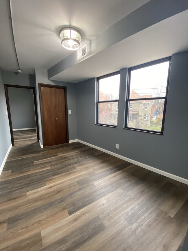 Building Photo - Glenmore - 2905 - (Units 1 - 8)