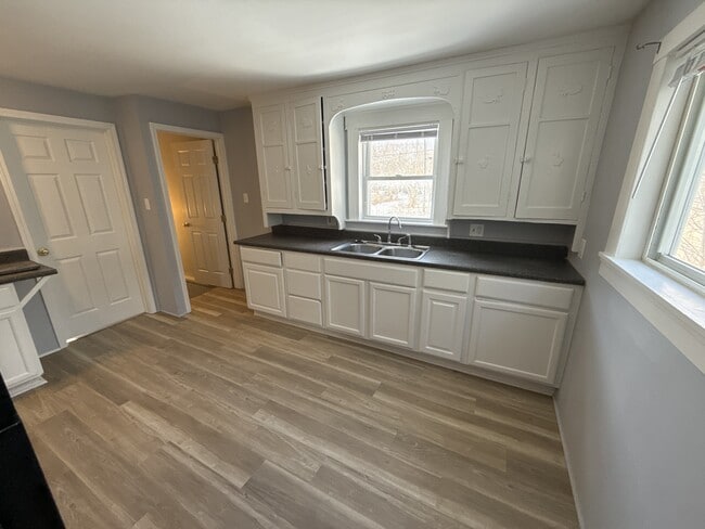 Building Photo - 913 10th St