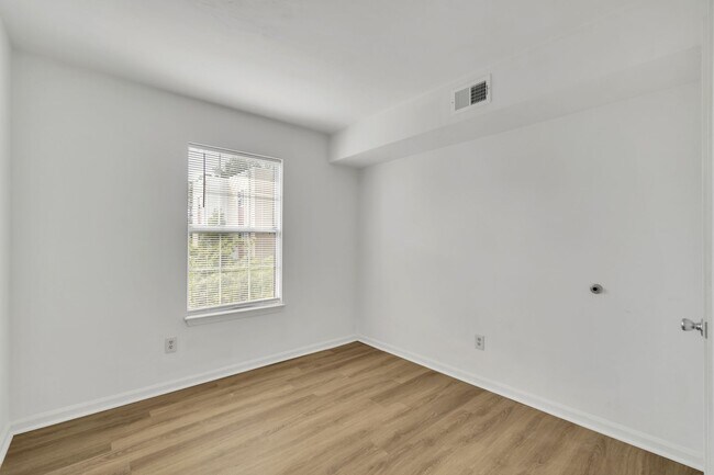Building Photo - Easy Living- Easy Leasing- 2 Bedroom Apart...