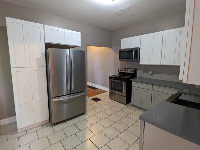 Building Photo - 305 E 19th Ave