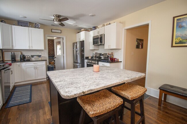 Building Photo - 2715 Kiawah Ave