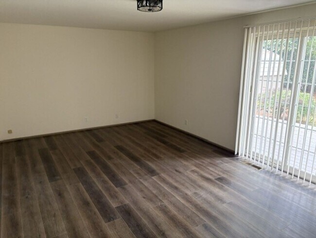 Building Photo - Newly remodeled Thurston  Home
