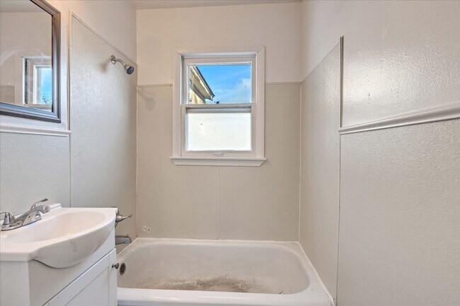 Building Photo - 4504 Drexel Ave