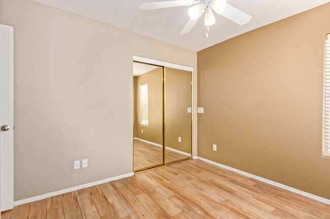 Building Photo - Stunning 3 Bed/2 Bath Home in Gated Commun...
