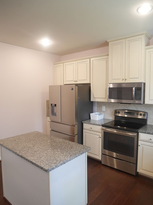 Building Photo - Elegant 4-Bedroom Single-Family Home with ...