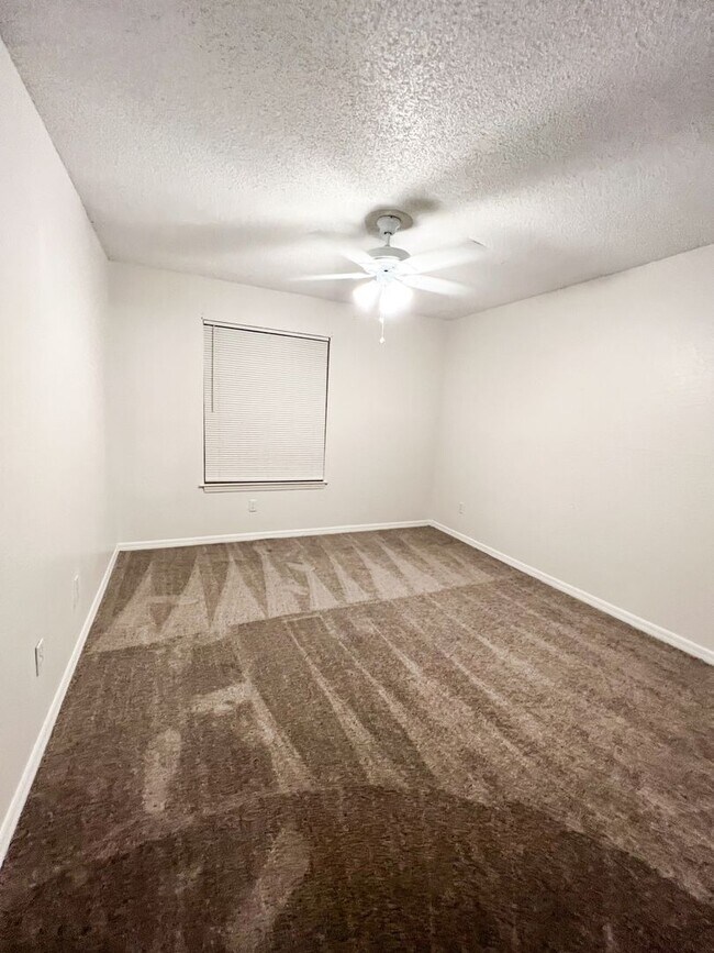 Building Photo - ** FOR SALE w/ FRI Agent ** TW4013