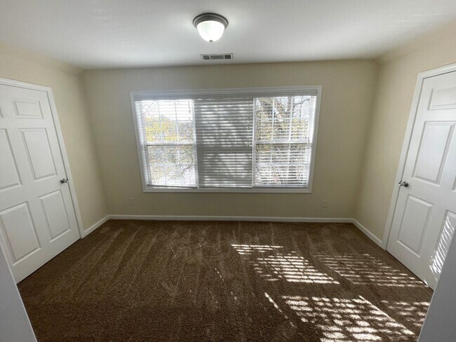 Building Photo - 5br House Near Campus