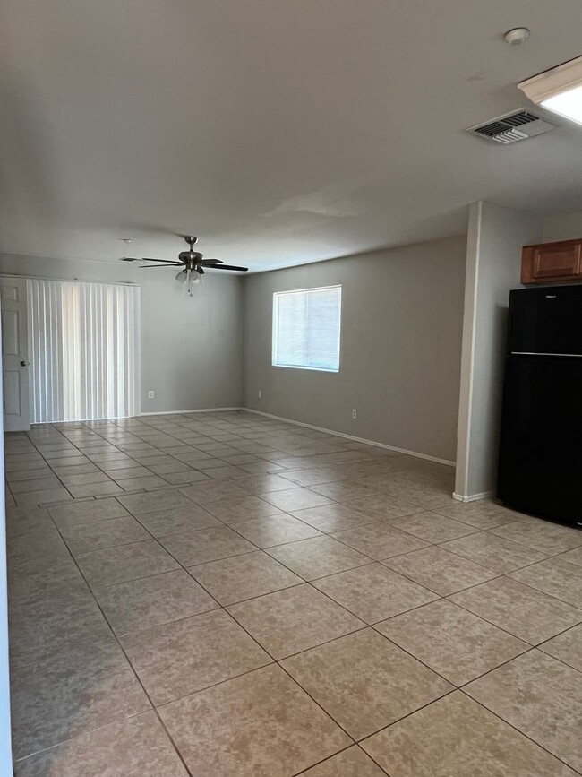 Building Photo - 2 Bedroom 1.5 Bath  Move in Ready in North...