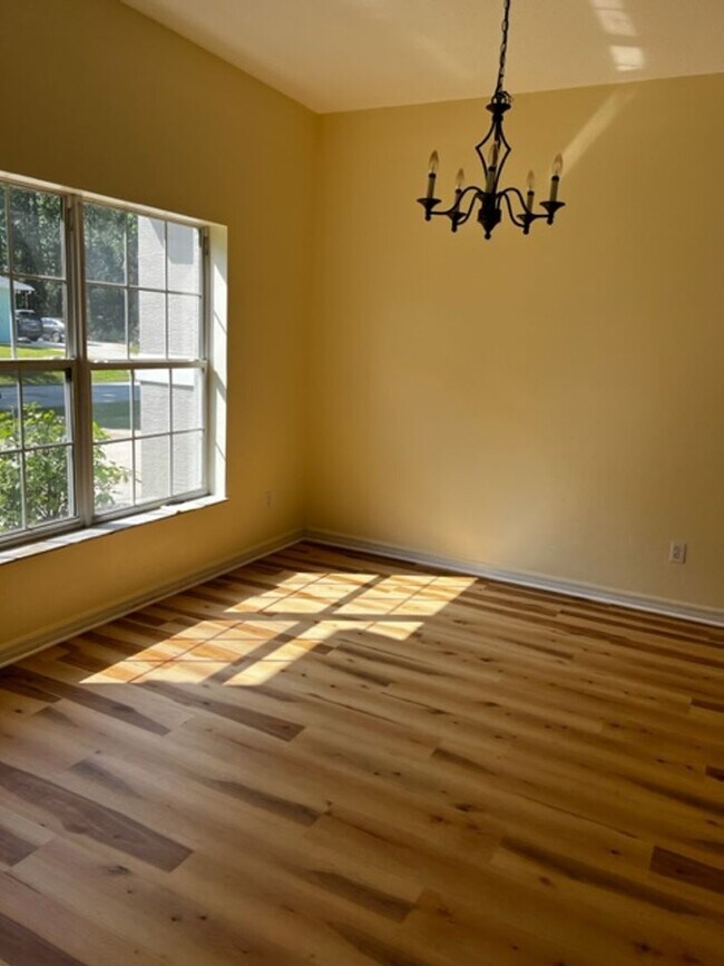 Building Photo - Large Home for rent !