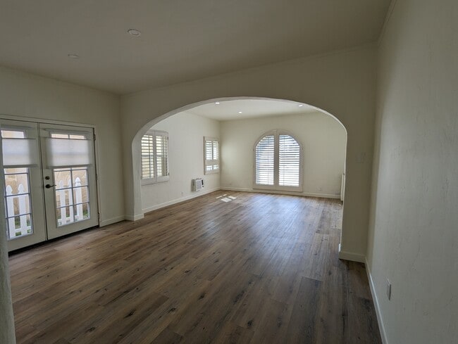Building Photo - 452 S Oakhurst Dr
