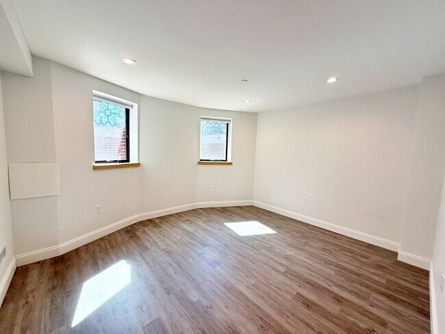 Building Photo - 182 Webster St