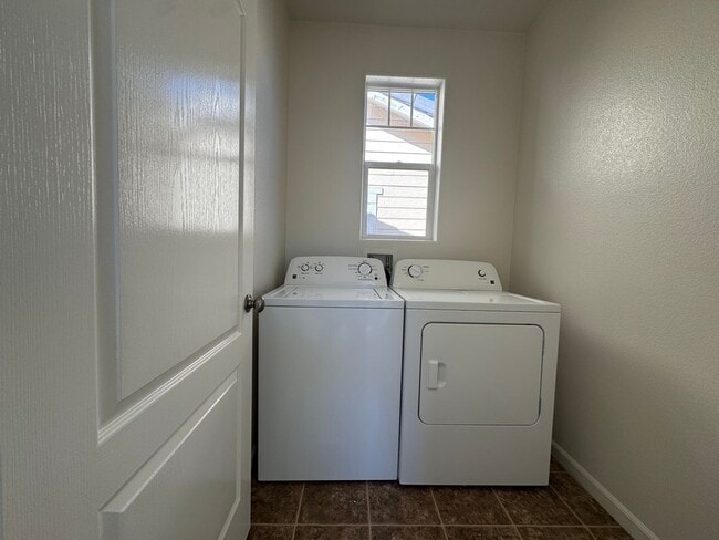 Building Photo - Gorgeous 4 Bedroom Home! Close to Great Sc...