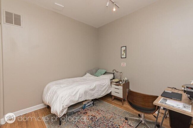 Building Photo - 2 bedroom in Chicago IL 60657